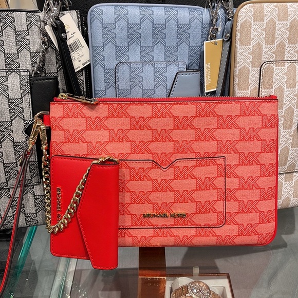 MICHAEL KORS JET SET ITEM LG 2 in 1 CARD CASE & WRISTLET
Dark Sangria
NWT - Picture 4 of 16